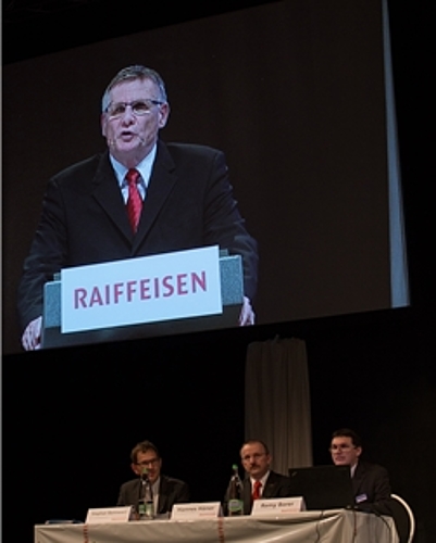 Der Verwaltungsratspräsidetn hat das Wort: Ueli Schmidlin auf der Leinwand, Hannes Häner flankiert von den VerwaltungsrätenStephan Bannwart (l.) und Remy Borer. Fotos: Martin Staub
