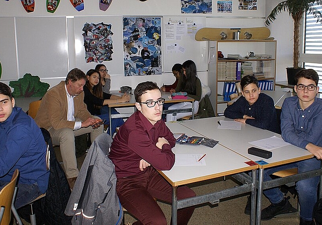 Workshop Knigge: Aufmerksame Achtklässler des Oberstufenzentrums Leimental mit Klassenlehrer Christopher Grieder. Fotos: Jürg Jeanloz
