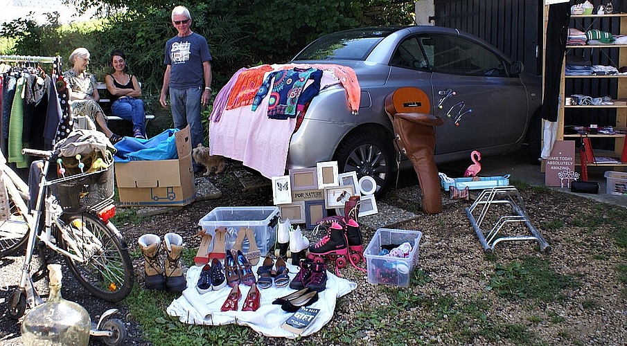<em>Trödlerambiance vor der Tür: </em>Garagenflohmarkt in Seewen. <em/>