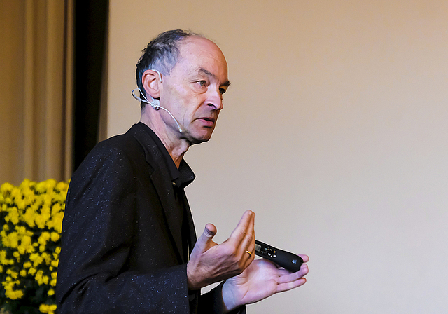 «Alle wollen alt werden, aber niemand will alt sein»: Andreas Brenner, Lehrbeauftragter im Fach Philosophie an der Uni Basel, erläuterte in seinem Referat, dass Altwerden seit dem 17. Jahrhundert stetig abgewertet wurde.  Foto: Thomas Brunnschweil