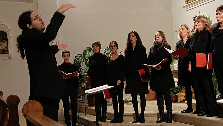 Zelebrierte Chormusik: Dirigent Mark Kölliker schien wie mit einem Faden den einzelnen Stimmen verbunden. Foto: Martin Staub