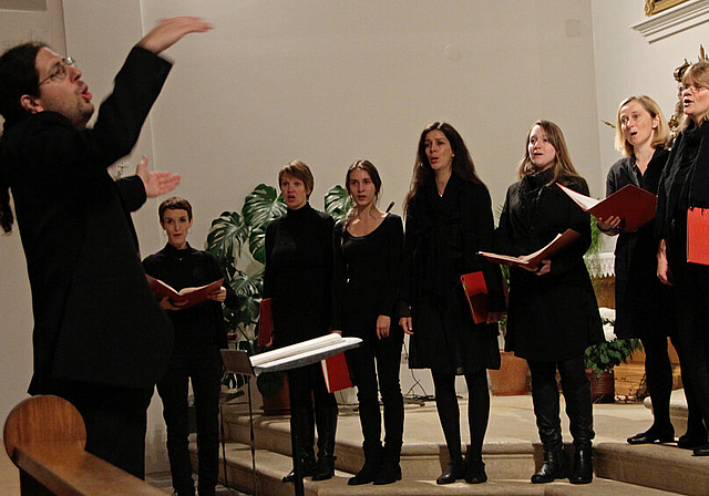 Zelebrierte Chormusik: Dirigent Mark Kölliker schien wie mit einem Faden den einzelnen Stimmen verbunden.  Foto: Martin Staub