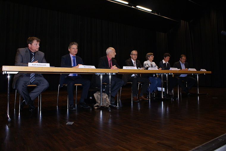 Podiumsteilnehmer: v. l. Landrat Rolf Richterich, Stadtpräsident Alex Imhof, Dr. Dieter Völlmin, Verwaltungsratspräsident Kantonsspital BL, Regierungsrat Thomas Weber, Landrätin Regula Meschberger, Frauenärztin Dr. Susanna Degiacomi und Moderato