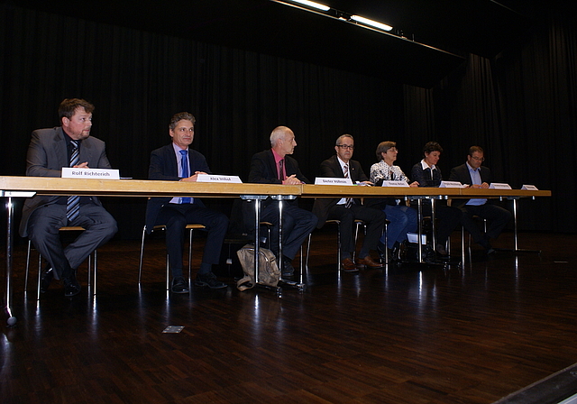 Podiumsteilnehmer: v. l. Landrat Rolf Richterich, Stadtpräsident Alex Imhof, Dr. Dieter Völlmin, Verwaltungsratspräsident Kantonsspital BL, Regierungsrat Thomas Weber, Landrätin Regula Meschberger, Frauenärztin Dr. Susanna Degiacomi und Moderato