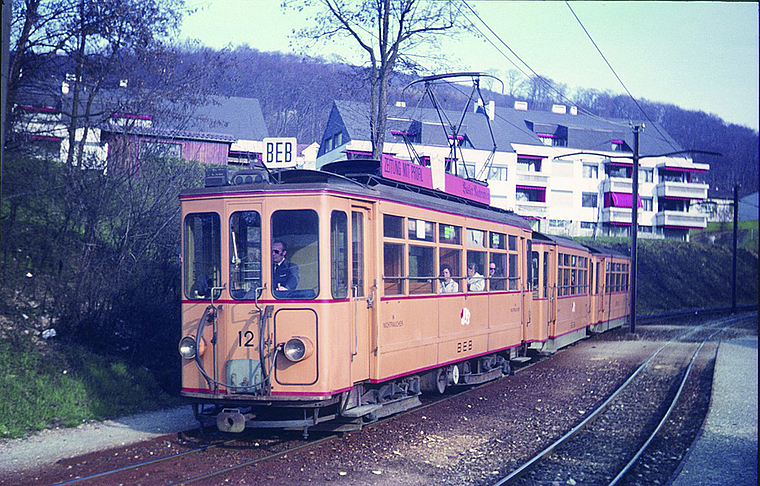 Von Arlesheim gegen Basel zu: Solche vierachsigen Motorwagen mit Anhängern bildeten über Jahrzehnte das Rückgrat der Birseckbahn-Flotte, hier bei der Station Brown Boveri um 1970. Foto: ZVG