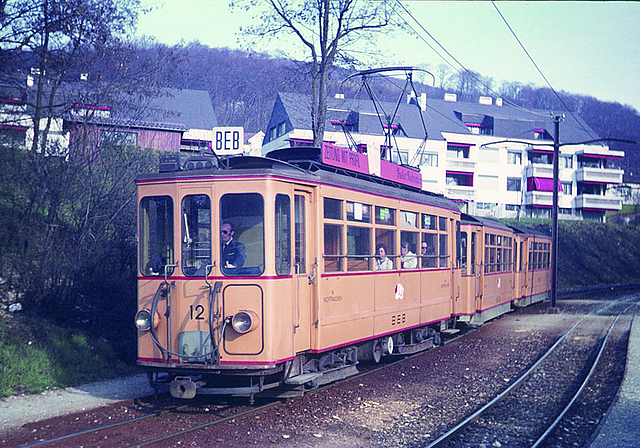 Von Arlesheim gegen Basel zu: Solche vierachsigen Motorwagen mit Anhängern bildeten über Jahrzehnte das Rückgrat der Birseckbahn-Flotte, hier bei der Station Brown Boveri um 1970.  Foto: ZVG