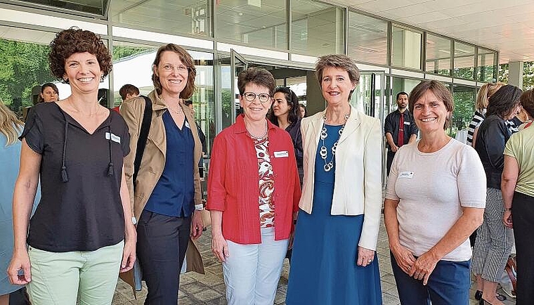 Teilen ihre Erfahrungen: Die Gemeindepräsidentinnen Claudia Carruzzo (l., Bättwil), Eleonora Grimbichler (2.v.l., Gempen), Franziska Stadelmann (3.v.l., Muttenz) und Eveline Sprecher (r., Aesch) mit Bundesrätin Simonetta Sommaruga. Foto: Fabia Mai