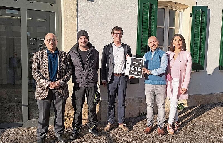 Vor der Gemeindeverwaltung: Die Petitionsführer übergeben dem Dornacher Gemeindepräsidenten Daniel Urech (in der Mitte)
