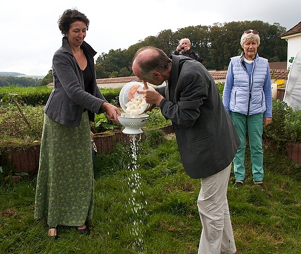 Mexikanische Gartenkultur: Alexandra Müller (r.) führt durch Roggenburgs Gärten. Fotos: Martin Staub Mexikanische Gartenkultur: Alexandra Müller (r.) führt durch Roggenburgs Gärten. Fotos: Martin Staub