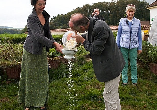 Mexikanische Gartenkultur: Alexandra Müller (r.) führt durch Roggenburgs Gärten.  Fotos: Martin Staub