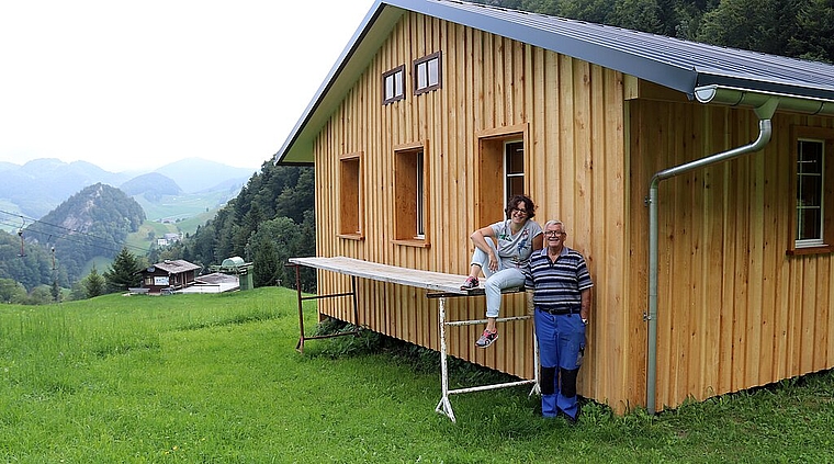 <em>Haben viel Herzblut in den Skiort Hohe Winde investiert: </em>Urs Kaufmann, Verwaltungsratspräsident der Skilift Hohe Winde AG, und Tochter Mirjam Jeker, Hüttenwartin des frisch renovierten «Winge-Beizli».Foto: Gaby walther