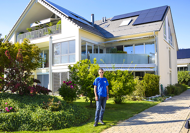 Die Sonne nutzen und dabei Geld sparen: Bruno Holzer, Initiant der neuen Solaranlage, zieht nach den ersten Wochen eine positive Bilanz.  Foto: Fabia Maieroni