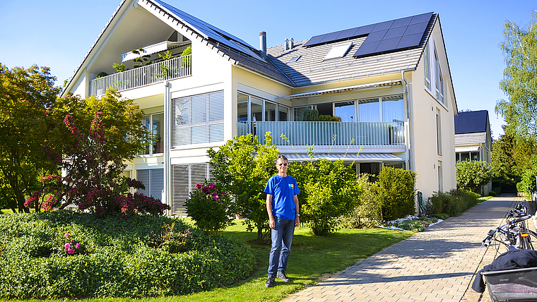 Die Sonne nutzen und dabei Geld sparen: Bruno Holzer, Initiant der neuen Solaranlage, zieht nach den ersten Wochen eine positive Bilanz. Foto: Fabia Maieroni
