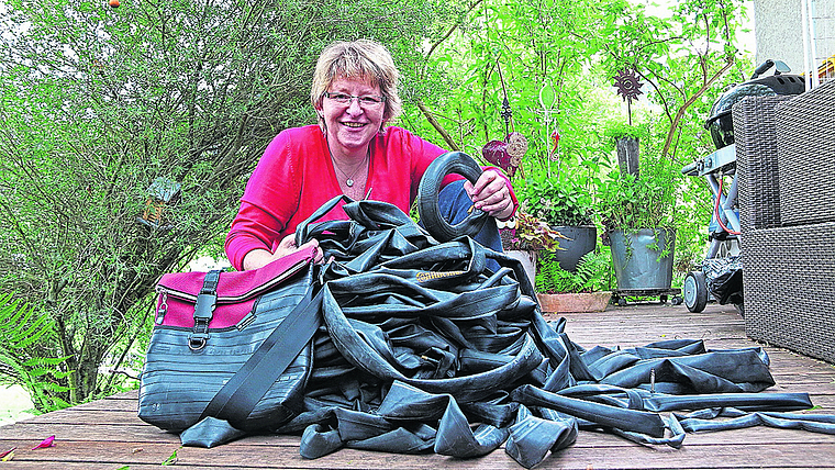 Leidenschaft: Doris Altermatt inmitten der alten Schläuche und der neuen Tasche. Foto: Gini MInonzio