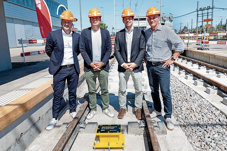 Grundsteinlegung bei der Tramhaltestelle Freilager: (v. l.) Silvio Gemperli, Head of Business Unit Signalling Switzerland, Frédéric Monard, CEO BLT, Marc Trippel, Executive Vice President, Division Signalling at Stadler, und Reto Rotzler, CIO BLT. F