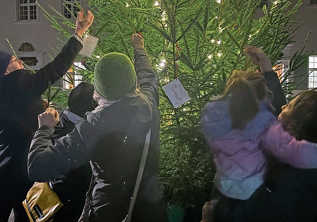 Weisse Weihnachten oder gute Gesundheit: Die unterschiedlichen Wünsche können an den Baum gehängt werden. Ob sie in Erfüllung gehen? Foto: Caspar Reimer