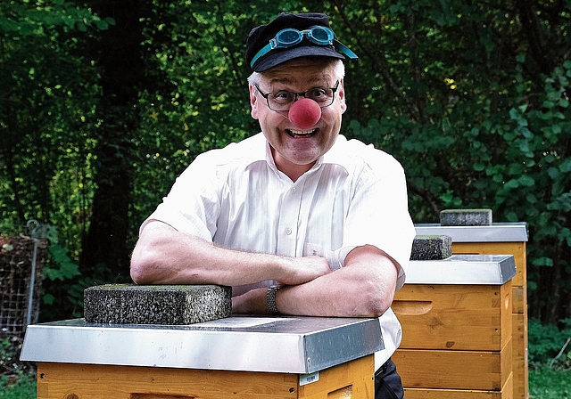 Vielseitig: Pfarrer Stéphane Barth alias «Louis Saxophon» bei seinen Bienen im Garten. Foto: Thomas Brunnschweiler