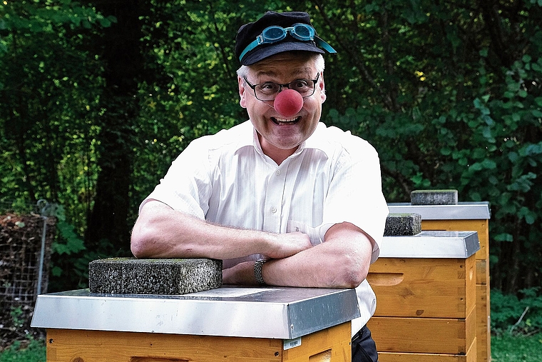Vielseitig: Pfarrer Stéphane Barth alias «Louis Saxophon» bei seinen Bienen im Garten. Foto: Thomas Brunnschweiler