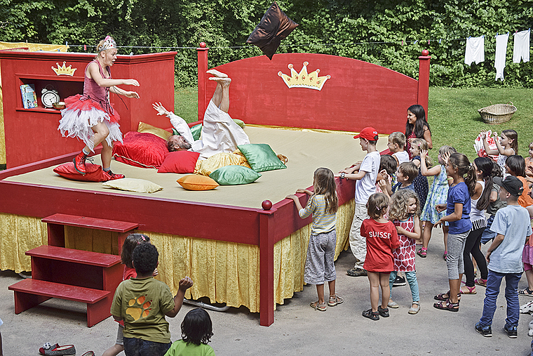 Bett als Bühne: Die Kinder sind ins Gaudi im Königsbett voll mit einbezogen. Foto: Bea Asper