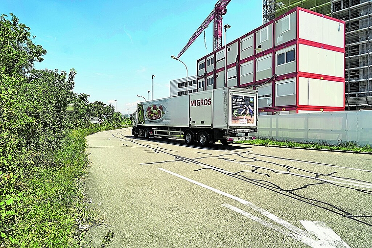 Zufahrt zur Betriebszentrale der Migros: Die Ruchfeldstrasse beim Sprenglerpark gehört der Christoph Merian Stiftung. Foto: Roland Schmid