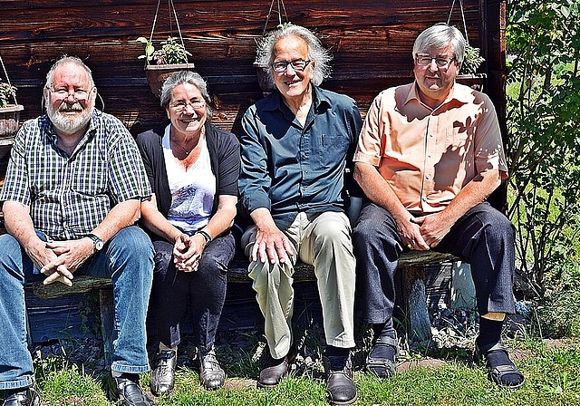 Auf dem Ruhebänkli vor dem alten Bienenhaus: Sie waren 30 Jahre lang fleissig wie die Bienen, v.l. Pierre Gürtler, Christina Borer-Hueber, Gery Vitt und Bernhard Bucher. Foto: Roland Bürki 