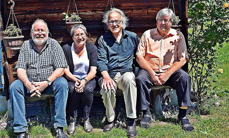 Auf dem Ruhebänkli vor dem alten Bienenhaus: Sie waren 30 Jahre lang fleissig wie die Bienen, v.l. Pierre Gürtler, Christina Borer-Hueber, Gery Vitt und Bernhard Bucher. Foto: Roland Bürki