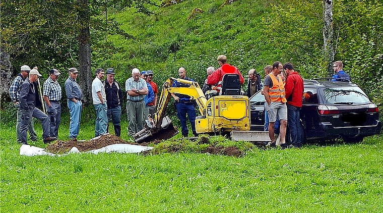 Behördlich gekappte Drainageleitung: Das kam bei den Landwirten der Region gar nicht gut an, sie fühlen sich gegenüber Pro Natura benachteiligt. Foto: Roland Bürki