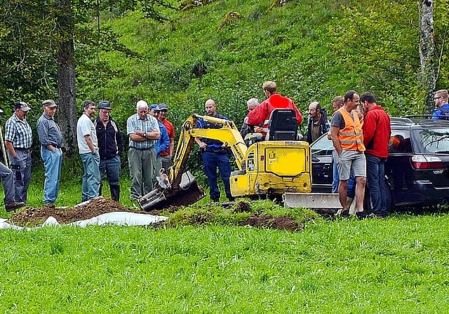 Behördlich gekappte Drainageleitung: Das kam bei den Landwirten der Region gar nicht gut an, sie fühlen sich gegenüber Pro Natura benachteiligt. Foto: Roland Bürki