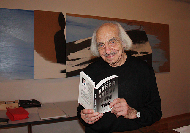 Der Autor: Walter Studer liest Gedichte aus seinem neusten Buch vor.   Foto: Gaby Walther