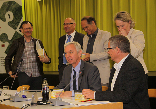Hochkarätiges Podium: Nationalrätin Elisabeth Schneider-Schneiter bedankt sich bei François Sandoz, Peter Weber, Daniel Schwörer, Podiumsleiter Jürg Stöckli und Thomas Noack (v.l.).  Foto: Gini Minonzio