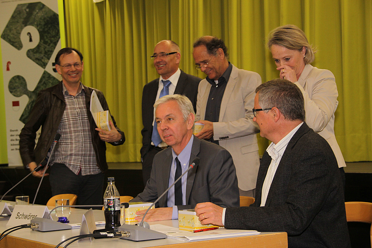 Hochkarätiges Podium: Nationalrätin Elisabeth Schneider-Schneiter bedankt sich bei François Sandoz, Peter Weber, Daniel Schwörer, Podiumsleiter Jürg Stöckli und Thomas Noack (v.l.). Foto: Gini Minonzio