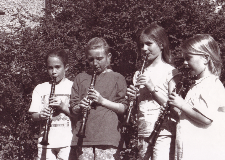 Historische Aufnahme: Das Klarinetten-Ensemble von Brigitte Higgins, Lehrerin an der Jugendmusikschule, wie die Musikschule Arlesheim in Ihren Anfängen noch hiess.  Foto: ZVG