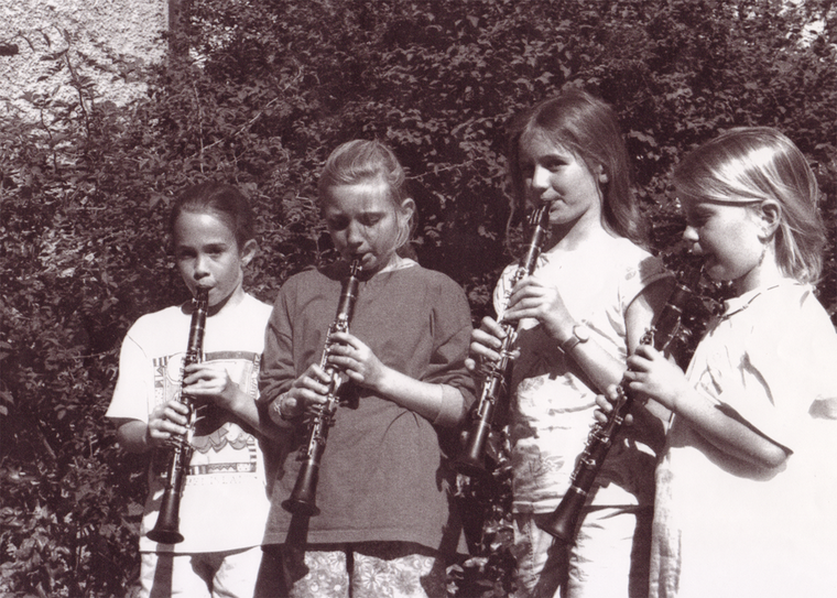 Historische Aufnahme: Das Klarinetten-Ensemble von Brigitte Higgins, Lehrerin an der Jugendmusikschule, wie die Musikschule Arlesheim in Ihren Anfängen noch hiess. Foto: ZVG
