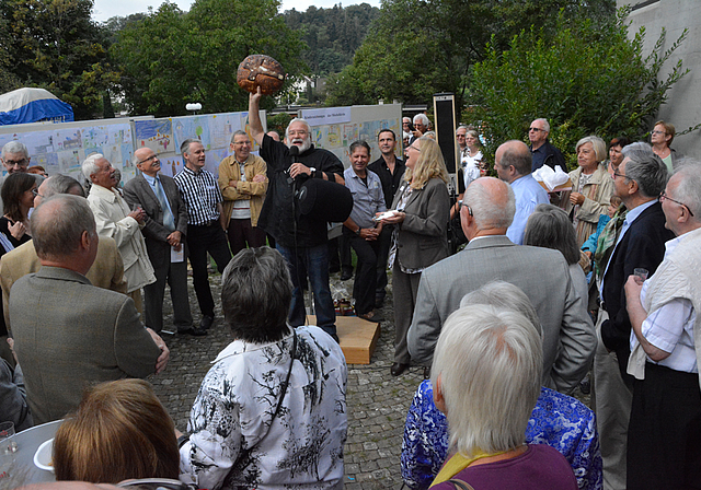 Die 50 Jahre junge Mischeli-Kirche feierte die reformierte Kirchgemeinde am Sonntag mit einer Geburtstagsparty. Zugleich freute sie sich über die Aufrichte beim Kirchgemeindehaus. Foto: Heiner Leuthardt