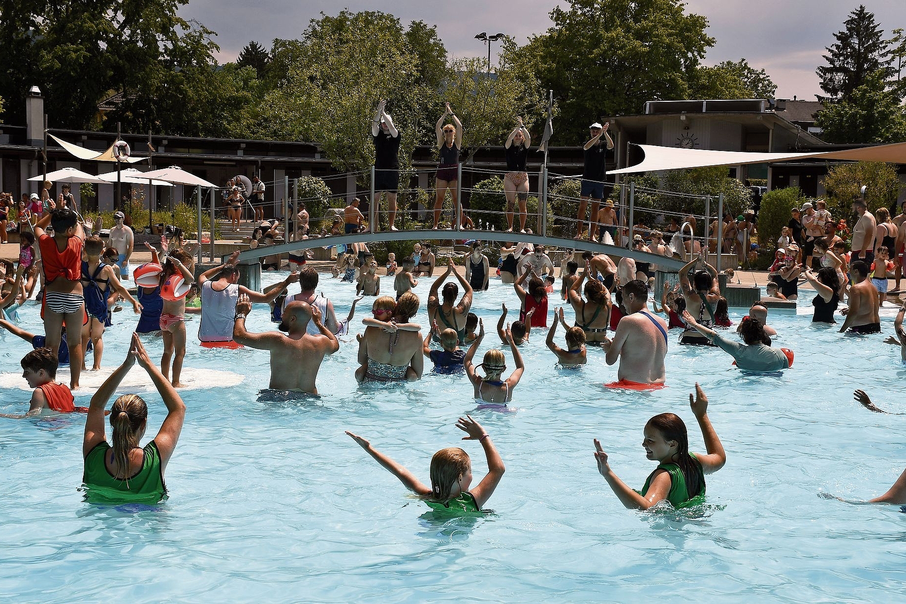 Volles Becken: Die Wasserolympiade im Schwimmbad Arlesheim startete mit einem Tanz im Wasser als Einwärmen.Fotos: Fabian Schwarzenbach Volles Becken: Die Wasserolympiade im Schwimmbad Arlesheim startete mit einem Tanz im Wasser als Einwärmen.Fotos: Fabian Schwarzenbach