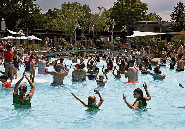 Volles Becken: Die Wasserolympiade im Schwimmbad Arlesheim startete mit einem Tanz im Wasser als Einwärmen.Fotos: Fabian Schwarzenbach