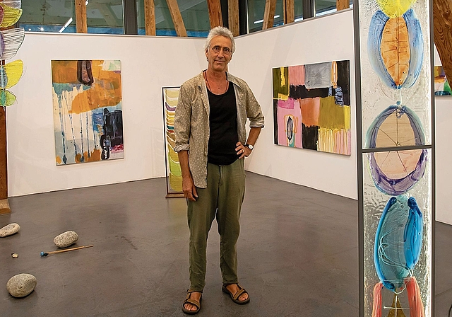 Bunt, transparent und bei Bedarf sogar klingend: Charles Blockey zeigt seine Kunst in der Galerie Alts Schlachthuus. Foto: Martin Staub