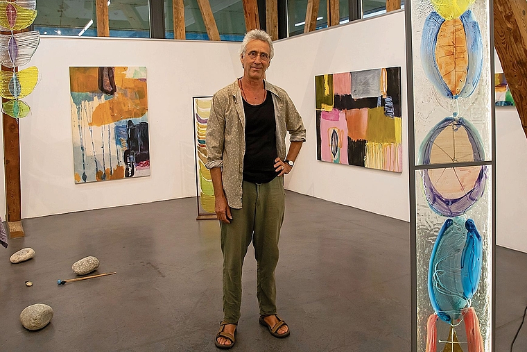 Bunt, transparent und bei Bedarf sogar klingend: Charles Blockey zeigt seine Kunst in der Galerie Alts Schlachthuus. 	Foto: Martin Staub