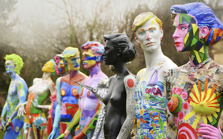 Warten auf neuen Besitzer: Diesen Samstag können kreativ gestaltete Schaufensterpuppen im Rahmen einer öffentlichen Versteigerung im Kloster Dornach erworben werden. Der Erlös geht an den Sonnenhof Arlesheim.  Foto: ZVG