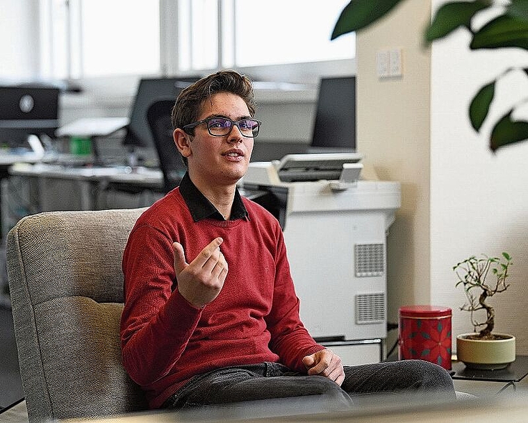 Hält nicht viel von der Work-Life-Balance: Der IT-Liebhaber Diego Simone verbringt nach Unterrichtsende zwei bis sieben Stunden mit seiner Arbeit.Foto: bz Archiv / Juri Junkov