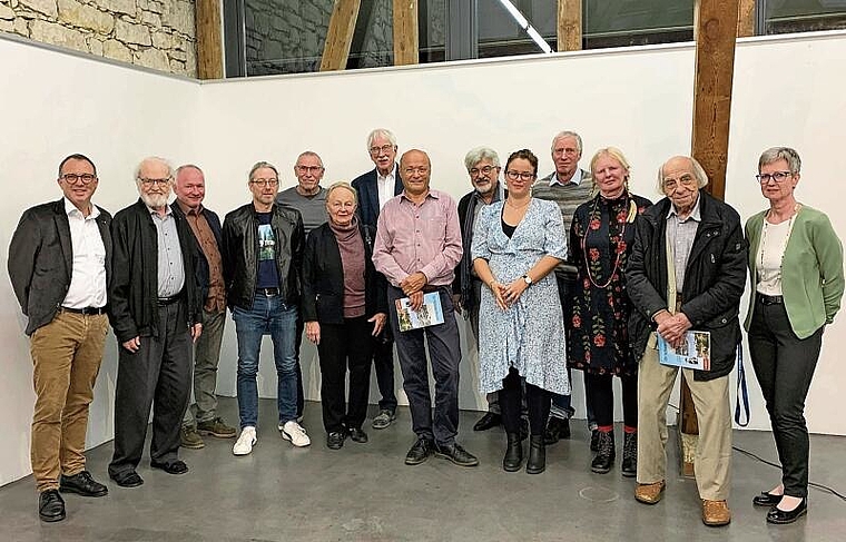 Mitwirkende: Stefan Biedermann, Leiter Wochenzeitungen der CH Regionalmedien AG (l.), die beiden Redaktoren Klaus Fischer und Thomas Brunnschweiler (7. und 9. v. l.), Musikerin Silvana Candreia (5. v. r.), die ehemalige Redaktorin Ulla Fringe