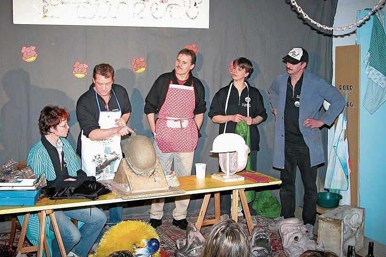 Ein Bild aus der ersten «Grunzerli»-Ausgabe im Jahr 2004: Die Gründungscrew stand jeweils gleich selbst auf der Bühne: (v.l.) Eveline Schwyzer, Felix Schenker, Kurt Schwyzer, Babs Küry, Roman Küry. Foto: zVg