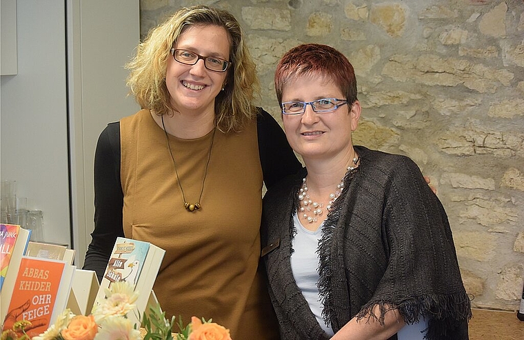 Welches Buch sollte man sich nicht entgehen lassen? Buchhändlerin Manuela Hofstätter (l.) und Petra Rentsch von der Stedtlibibliothek Laufen weckten Leselust – und freuten sich über das zahlreiche Erscheinen der regionalen Bücherfans zumLiterat