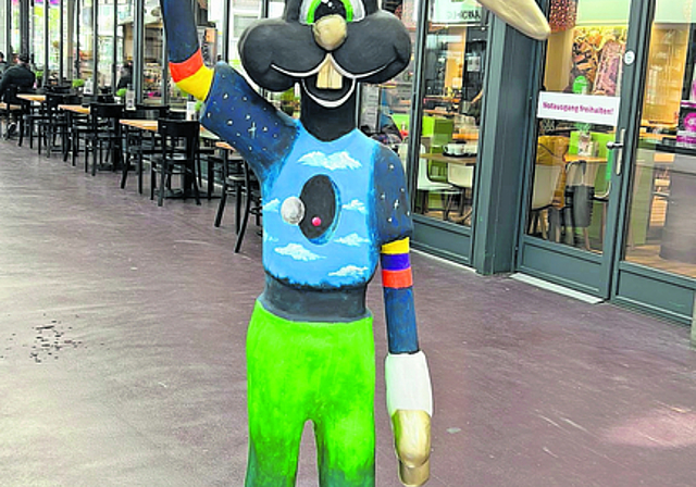 Kunst im Einkaufszentrum: Der Künstler hat sich bei der Arbeit vom jeweiligen Augenblick inspirieren lassen. Foto: zVg

