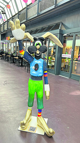 Kunst im Einkaufszentrum: Der Künstler hat sich bei der Arbeit vom jeweiligen Augenblick inspirieren lassen. Foto: zVg
