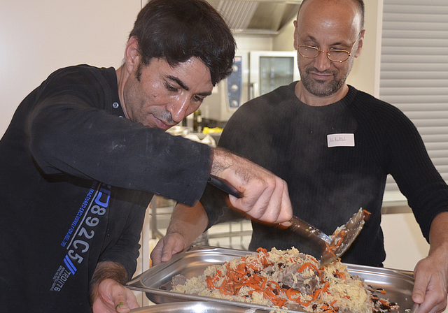 Kochkünste: Rystan (l.) und Abdal bereiten für die Gäste ein afghanisches Reisgericht mit Fleisch und Spinat zu. Foto: Jay Altenbach