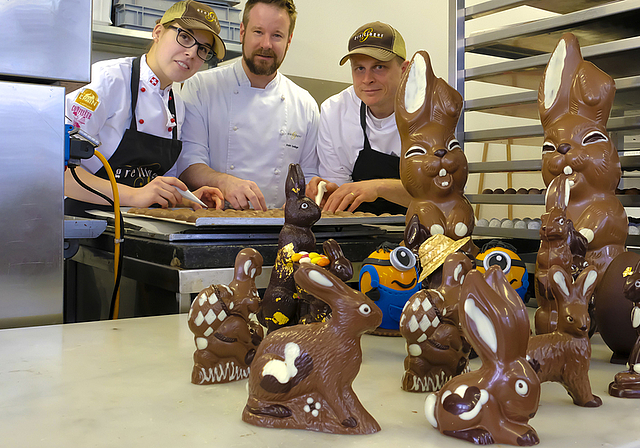 Diese Langohren aus Schokolade sind im Kägen entstanden: Dahinter die «Hasenzüchter» Sabine Häring, André Grellinger und Philippe Barthoulot (v. l.) von der Confiserie Grellinger.  Foto: Thomas Brunnschweiler