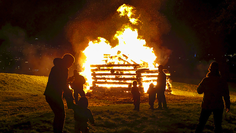Lodernde Fasnachtsflammen: Die heisse Feuerpracht zog in Aesch Gross und Klein in ihren Bann. Foto: Thomas Brunnschweiler