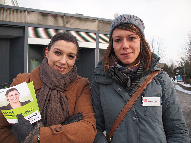 Wahlkampf vor der Gartenstadt. Die Grünliberale Cécile Grüninger (links) und Meret Stoll von der SP werben für ihre Person. Foto: T. Gfeller