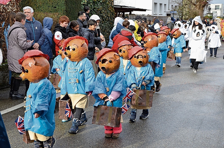 Da war die Welt noch in Ordnung: Die ersten Minuten an der Aescher Kinderfasnacht waren trocken, und es schien die Sonne.Fotos: nicolas blust Da war die Welt noch in Ordnung: Die ersten Minuten an der Aescher Kinderfasnacht waren trocken, und es schien die Sonne.Fotos: nicolas blust